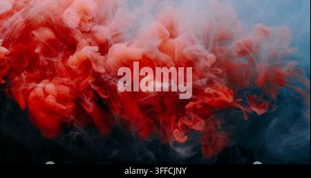 Vapeur de peinture brouillard de teinture fumée éclaboussure fumée rouge eau Banque D'Images