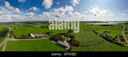 Large panorama aérien du paysage rural près de Bore à Jæren, Rogaland, Norvège, montrant des terres agricoles vertes étendues, des champs cultivés, des fermes, la campagne Banque D'Images