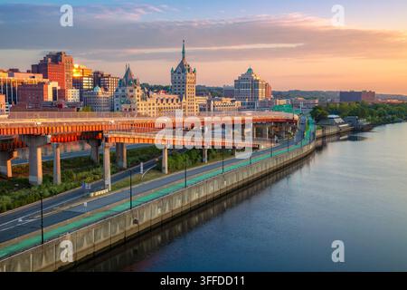 Albany, New York, États-Unis. Image aérienne de la ville d’Albany, New York à un magnifique lever de soleil estival. Banque D'Images