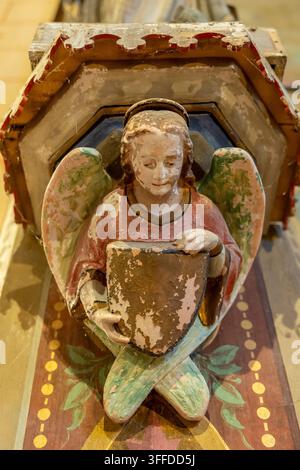 Ange en bois sculpté tenant un bouclier héraldique vierge, Gers, Saint Georges, France Banque D'Images