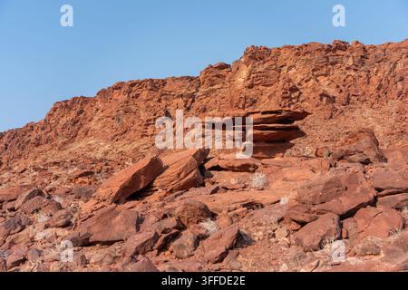 Paysage rocheux à Twyfelfontein, un site du patrimoine mondial d'anciennes gravures rupestres dans le nord-ouest de la Namibie. Banque D'Images