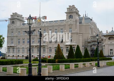 Bâtiment de la Garde Principale (Főőrség) dans le quartier du palais du château de Buda à Budapest, Hongrie, mettant en valeur une architecture historique ornée. Banque D'Images