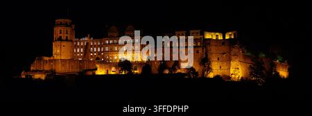 Château de Heidelberg, le château historique européen de Heidelberg, en Allemagne, illuminé la nuit. Un panorama avec fond sombre. Banque D'Images