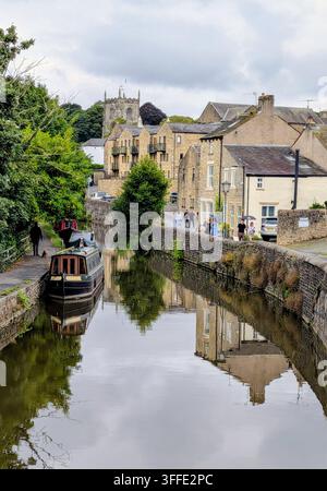 Bâtiment en pierre et pont le long du canal à Skipton Banque D'Images