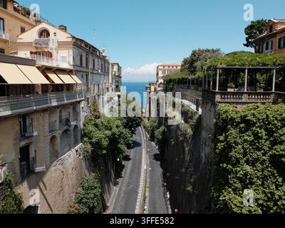 Vue élevée regardant vers le bas la Via Luigi de Maio, une route étroite serpentant à travers un ravin volcanique spectaculaire à Sorrente en direction de la mer Méditerranée. Banque D'Images