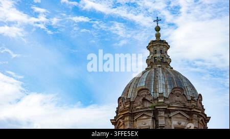 Dôme baroque de l'église Santi Luca e Martina contre un ciel bleu à Rome. Banque D'Images