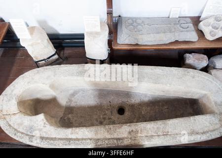Tombeau en pierre de marbre de Purbeck du XIIIe siècle dans l'église du prieuré de Lady St Mary, Wareham, Dorset, Royaume-Uni. Découvert au XVIIIe siècle dans le cimetière de l'église. Banque D'Images