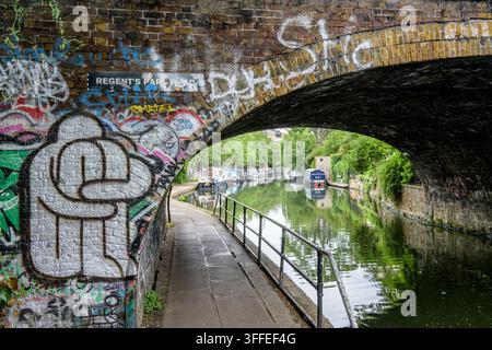 Londres, Royaume-Uni. Le canal du Regent près de Camden Lock, au nord de Londres. Banque D'Images