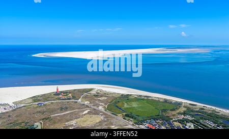 Vue aérienne du phare rouge d'Eierland sur les dunes sableuses de l'île de Texel, entouré par la mer des Wadden et l'île de Vlieland sous un bleu clair Banque D'Images