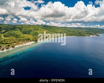 Vue aérienne de la côte luxuriante et verte de la côte nord de Nusa Penida avec des eaux turquoise et une plage de sable à Nusa Penida, Bali, Indonésie. Banque D'Images