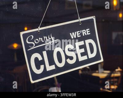Panneau en carton "Sorry We're Closed" accroché à l'entrée du pub, Royaume-Uni Banque D'Images