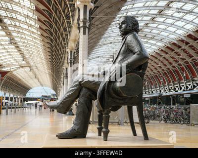 Statue en bronze d'Isambard Kingdom Brunel à l'intérieur de la gare de Paddington, Londres, Royaume-Uni Banque D'Images