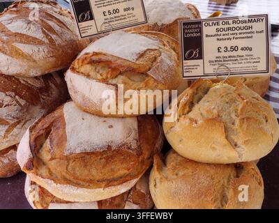 Pain au levain sur un étal au Duck Pond Market à Richmond, Londres, Royaume-Uni Banque D'Images