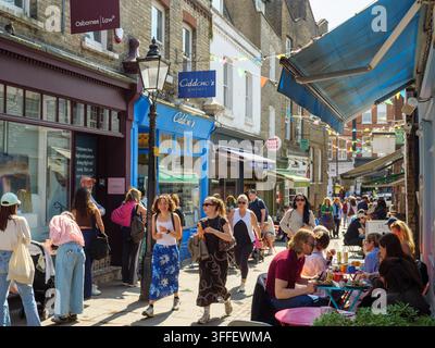 Des gens marchent dans la rue piétonne étroite, Flask Walk à Hampstead Village, Londres, Royaume-Uni Banque D'Images