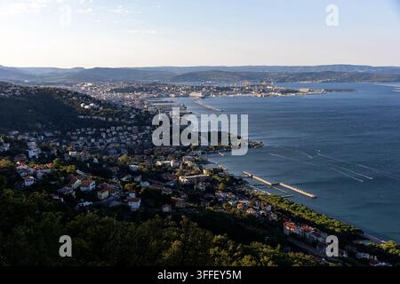 Une vue panoramique spectaculaire de la ville de Trieste et du golfe bleu depuis le sentier napoléonien de gravier pittoresque qui serpente en hauteur le long des falaises karstiques. Banque D'Images
