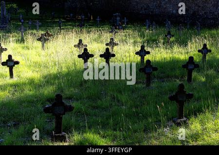 Cimetière militaire austro-hongrois historique avec des pierres tombales en pierre érodées de soldats de la Première Guerre mondiale parmi les arbres d'automne à Brje pri Komnu. Banque D'Images