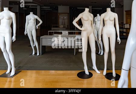 Plano, TX, États-Unis - 29 août 2026 : Mannequins et meubles dans la vitrine vide d’un centre commercial Banque D'Images
