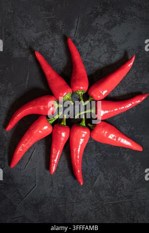 Cercle de piments forts sur un fond de pierre sombre Banque D'Images