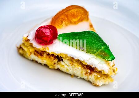 Tranche de cassata sicilienne traditionnelle garnie de ricotta et de fruits candis. Catania, Italie. Banque D'Images
