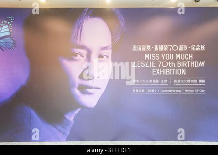 Un grand fond photographique représentant un portrait en gros plan du défunt superstar de Hong Kong Leslie Cheung est installé à l'extérieur de l'entrée de l'exposition au Musée du patrimoine de Hong Kong le 8 septembre 2026 à Hong Kong. L'exposition, marquant le 70e anniversaire de sa naissance, se poursuit jusqu'au 10 mai de l'année prochaine. (Photo de Gordon Choi/TMHK via Nexpher Images) Banque D'Images