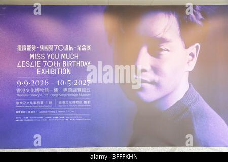 Un grand fond photographique représentant un portrait en gros plan du défunt superstar de Hong Kong Leslie Cheung est installé à l'extérieur de l'entrée de l'exposition au Musée du patrimoine de Hong Kong le 8 septembre 2026 à Hong Kong. L'exposition, marquant le 70e anniversaire de sa naissance, se poursuit jusqu'au 10 mai de l'année prochaine. (Photo de Gordon Choi/TMHK via Nexpher Images) Banque D'Images