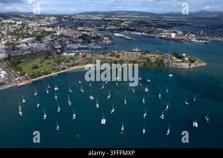 Martinique - 08 février 2023 : Vue aérienne du Fort Saint-Louis et de la baie de Fort-de-France avec de nombreux voiliers ancrés dans l'eau turquoise a Banque D'Images