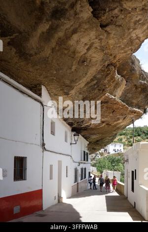 Setenil de las Bodegas, village / ville célèbre pour ses habitations construites dans une formation rocheuse au-dessus de la rivière Río Guadalporcún, province de Cádiz, Espagne Banque D'Images
