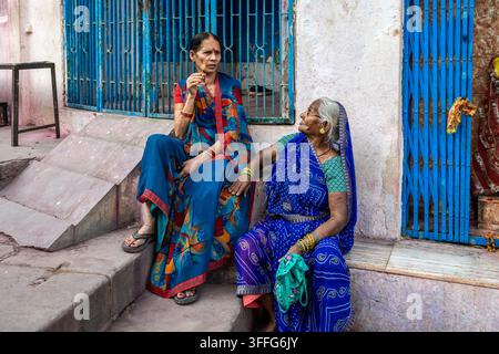 Femmes indiennes assises devant une maison à Varanasi, Uttar Pradesh, Inde. Banque D'Images