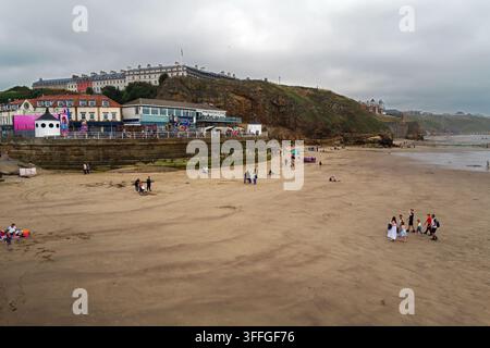 Whitby Beach est une longue plage de sable sur la côte du North Yorkshire offrant un charme maritime classique. Elle s'étend sur environ 2 miles (environ 3 km). Banque D'Images