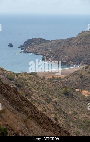 Plage d'El Gorguel sur la Méditerranée, vue depuis les hauteurs des Portman Hills dans la région de Murcie, Espagne. Chaîne de Sierra Minera Banque D'Images
