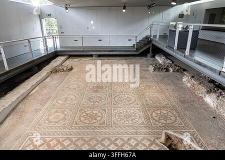 Sol en mosaïque romaine avec système de chauffage au sol à Hypocauste et au site de mosaïque romaine du parc Verulamium, St Albans, Hertfordshire, Angleterre Banque D'Images