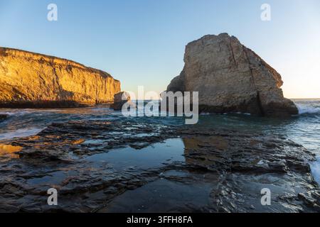 Une prise de lumière dorée à Shark Fin Cove à Davenport, en Californie — juste à côté de la Highway 1 au nord de Santa Cruz. Banque D'Images