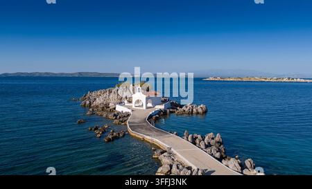 Petite église d'Agios Isidoros dans la mer au-dessus des rochers, île de Chios, Grèce. Banque D'Images