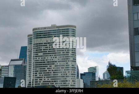 PARIS, FRANCE - 1ER SEPTEMBRE 2026 - Le gratte-ciel Coeur Defense se dresse fièrement contre un ciel nuageux à Paris Banque D'Images