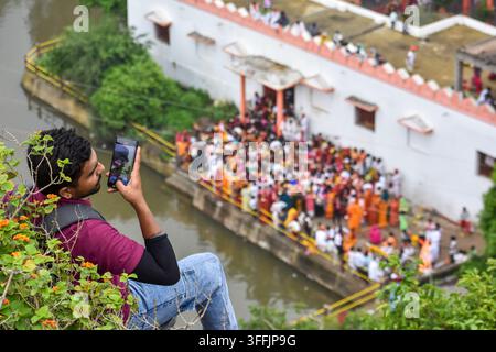 un photographe capturant des photos depuis un smartphone d'un événement en cours Banque D'Images