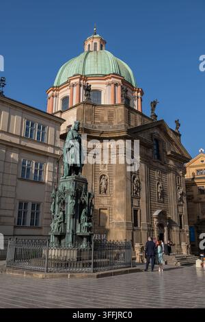 Église Saint-François d'Assise et statue de Charles IV sur la place des Chevaliers de la Croix dans la ville de Prague, République tchèque. Banque D'Images