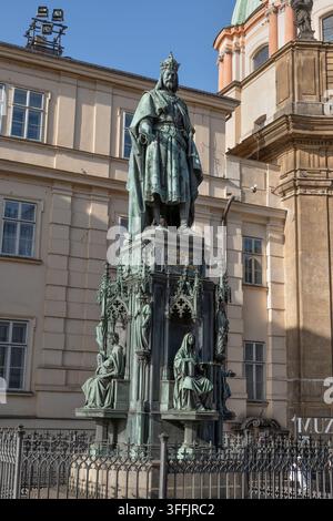 Statue de Charles IV sur la place des Chevaliers de la Croix dans la ville de Prague, République tchèque. Monument néo-gothique avec statue en bronze du roi tchèque Charles IV an Banque D'Images