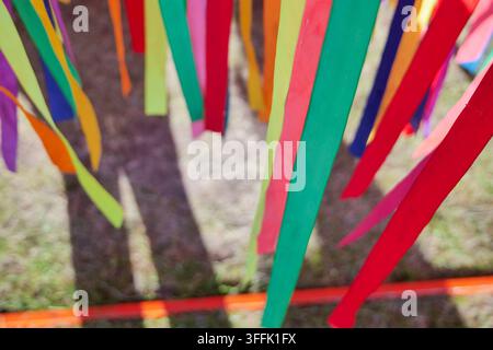 Rubans colorés flottant dans le vent, dans un cadre naturel en plein air avec fond flou, avec des rubans, d'une perspective rapprochée en faible angle, avec Banque D'Images