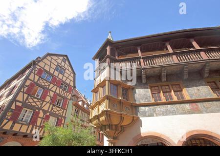 Maison Pfister construite en 1537, maison historique à colombages avec peinture murale, baie vitrée et tourelle, vue vers le haut, arcade, villa, maison Pfister, Colm Banque D'Images