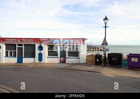 Tourisme balnéaire et économie côtière, petite boutique de glaces sur une promenade de plage tranquille avec vue sur l'océan et mobilier de rue dans une station balnéaire traditionnelle Banque D'Images