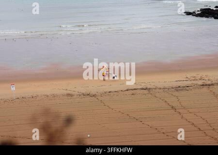 Sécurité plage et sauvetage aquatique, maîtres-nageurs patrouillant avec des drapeaux sur un rivage sablonneux pendant les vacances d'été. Surveillance côtière et réponse d'urgence p Banque D'Images