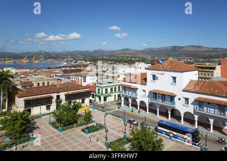 Vue du parc historique Cespedes avec son architecture coloniale, le bâtiment blanc de l'Ayuntamiento et une vue sur la baie à Santiago de Cuba Banque D'Images
