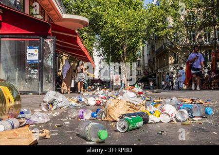 Paris, France – 22 juin 2025 : De nombreux morceaux de déchets ménagers, de détritus et d’emballages en plastique jonchant le sol d’une rue du centre-ville de Paris. Banque D'Images