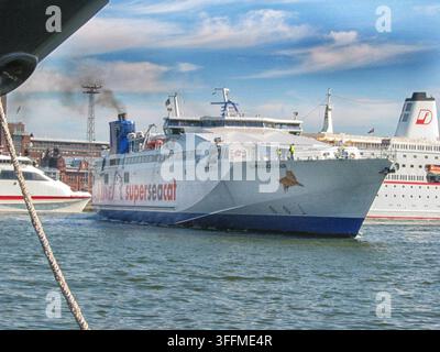 Le HSC SuperSeaCat Four, un catamaran à passagers à grande vitesse exploité par Silja Line dans le port d'Helsinki, en Finlande Banque D'Images