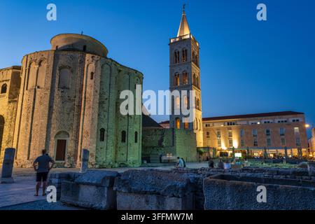 Église Saint-Donat et clocher de la cathédrale de Zadar au crépuscule depuis le forum romain dans le centre historique de Zadar sur la côte dalmate de Croatie Banque D'Images
