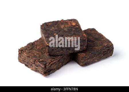 Thé chinois pu-erh noir. Carreaux pressés de thé noir fermenté isolés sur fond blanc. Banque D'Images
