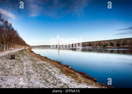 Rive de la rivière Kemijoki dans la ville de Rovaniemi. Laponie, Finlande. HDR. Banque D'Images