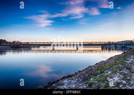 Vieux pont (Vanhasilta) sur la rivière Kemijoki à Rovaniemi, Finlande. HDR. Banque D'Images
