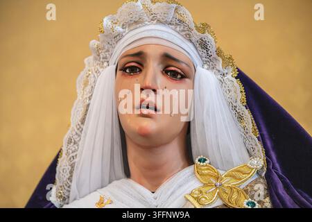 Close-up d'une statue religieuse de la Vierge Marie à Ávila, en Espagne, représentant la douleur et le chagrin de la Vierge à travers des larmes peintes et une expression expressive Banque D'Images