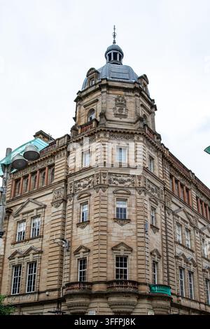 Un grand bâtiment victorien avec des détails ornés et un dôme proéminent, se dressant sous un ciel nuageux à Glasgow, Écosse, Royaume-Uni. Banque D'Images